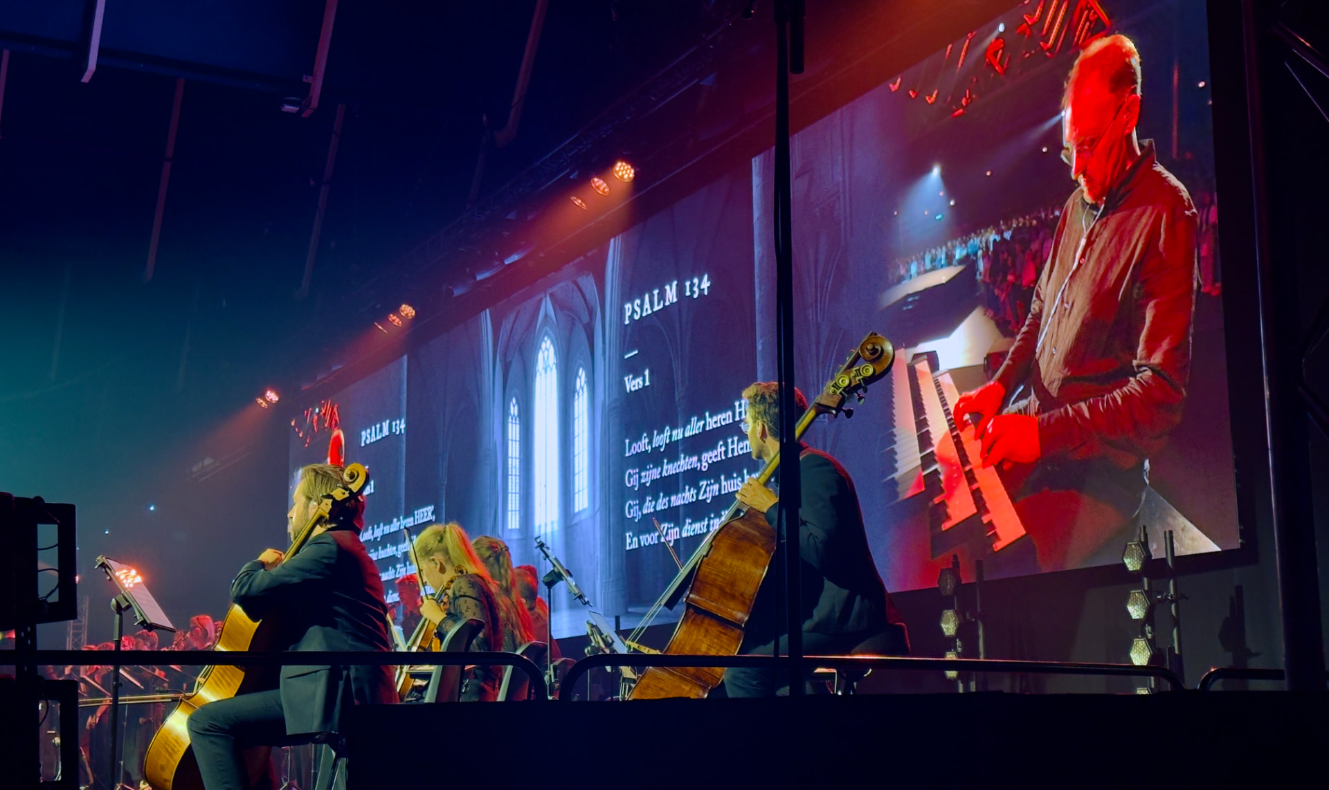 Orkest met groot achtergrondscherm met tekst