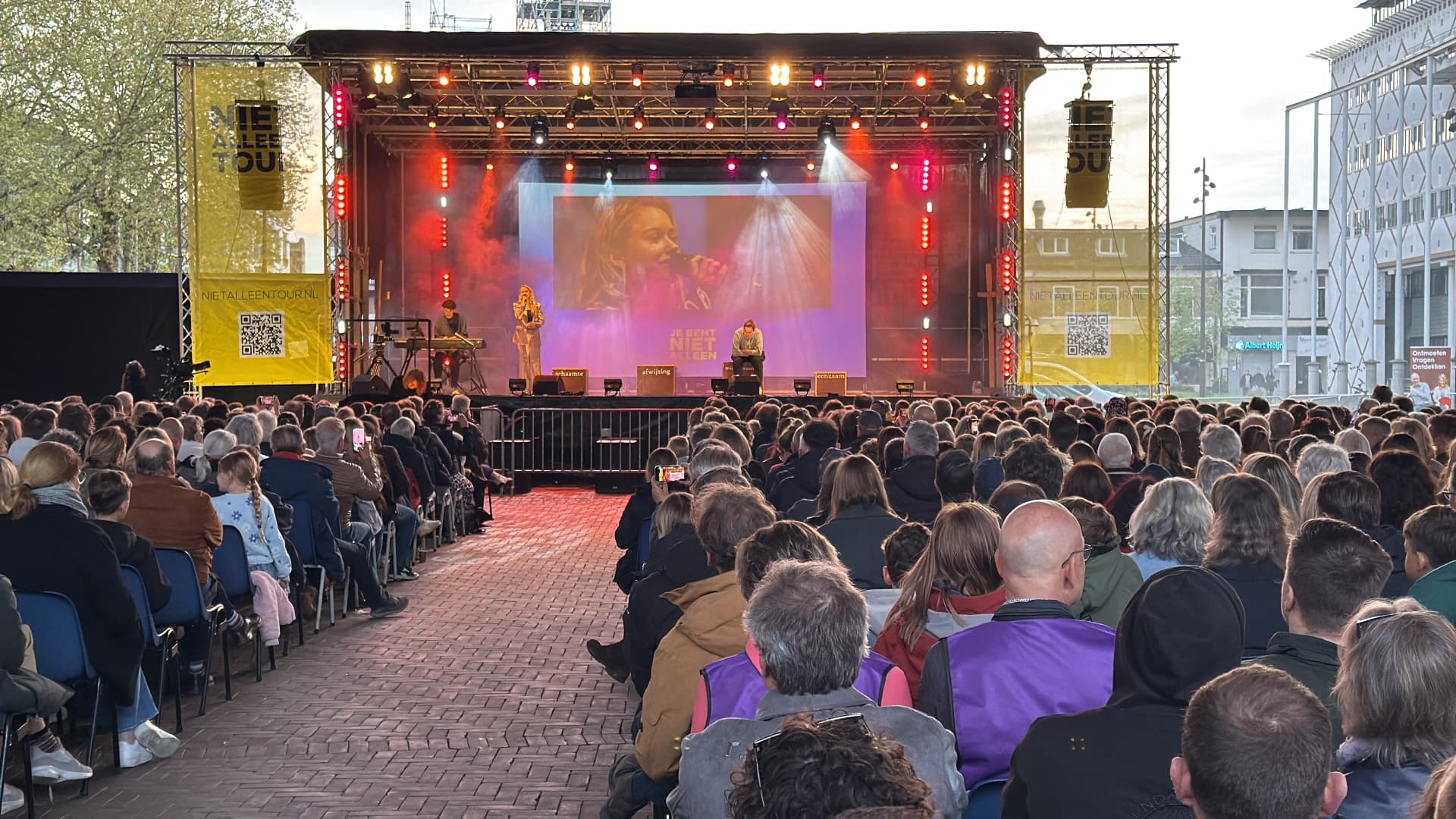 Buitenpodium met publiek tijdens een festival