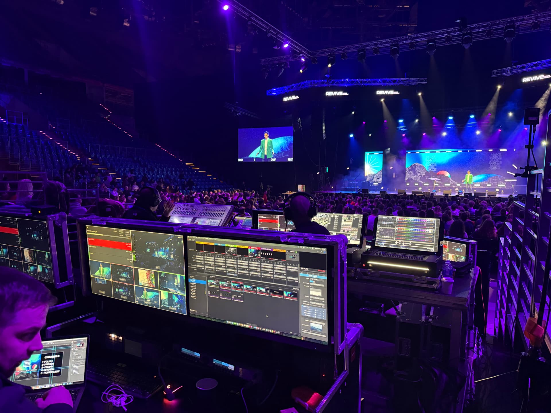 Regiepult met meerdere camera-monitors tijdens een live concert