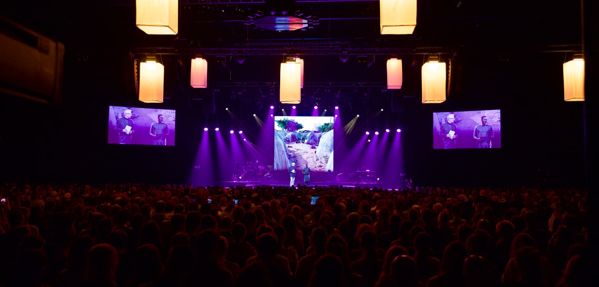 Donker podium met grote LED-schermen