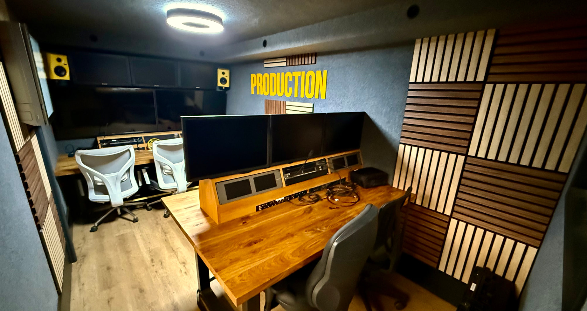 Interieur van de regiewagen met monitors en werkplekken